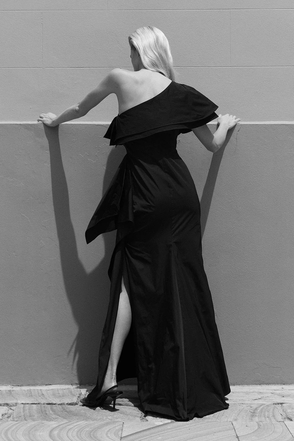 BLACK TAFFETA ASYMMETRIC ONE SHOULDER DRESS - Image 4