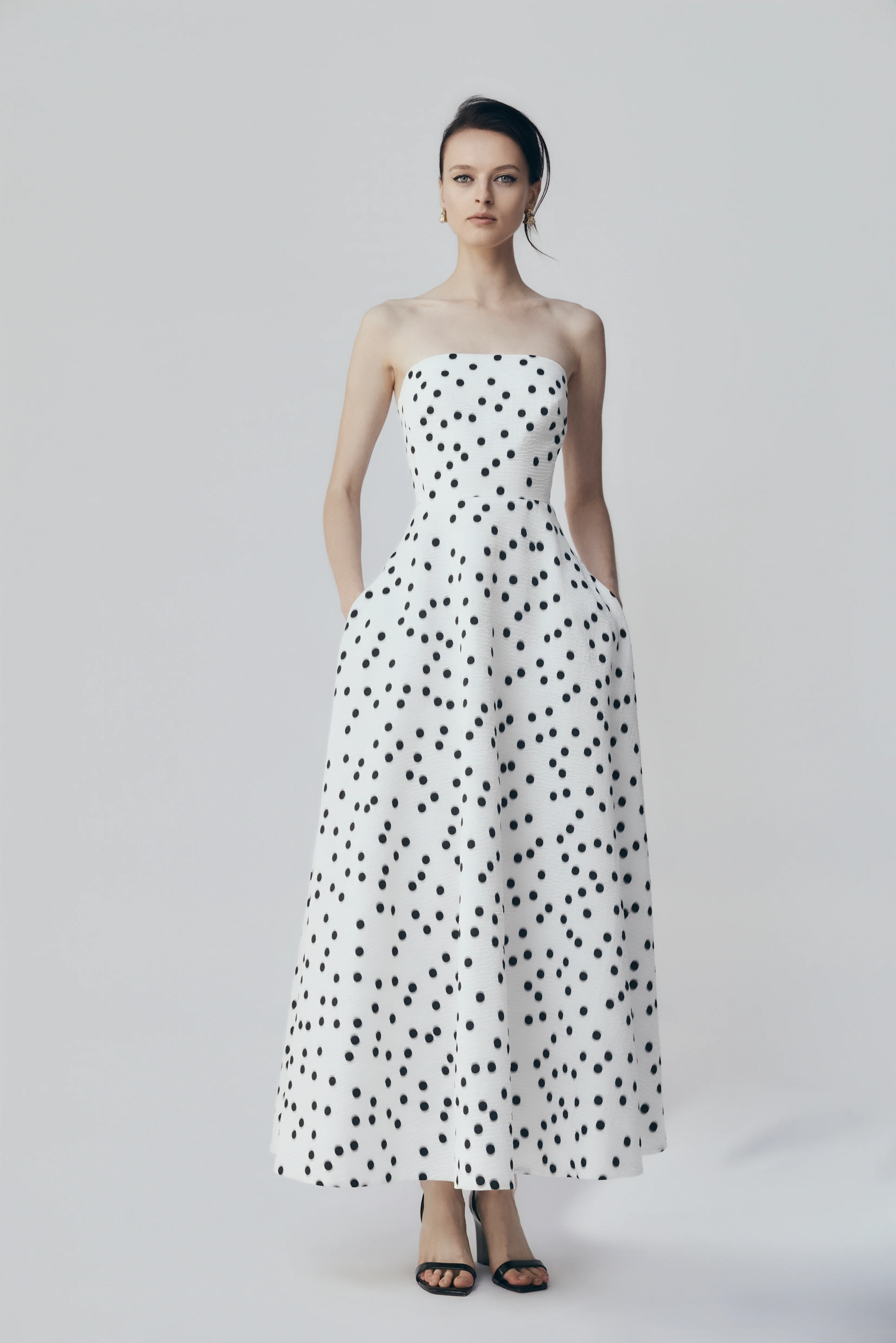 WHITE AND BLACK SPOT JACQUARD A-LINE STRAPLESS GOWN - Image 5